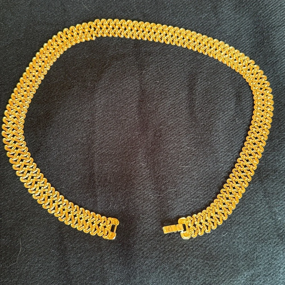 Gold tone necklace and gift box